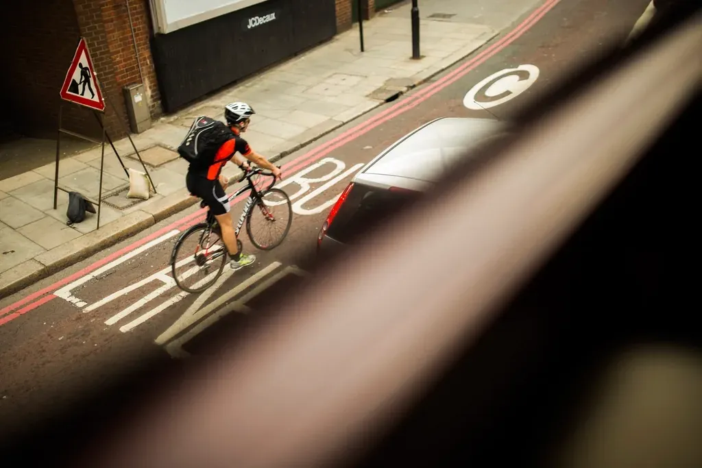Person fährt auf einem Radweg